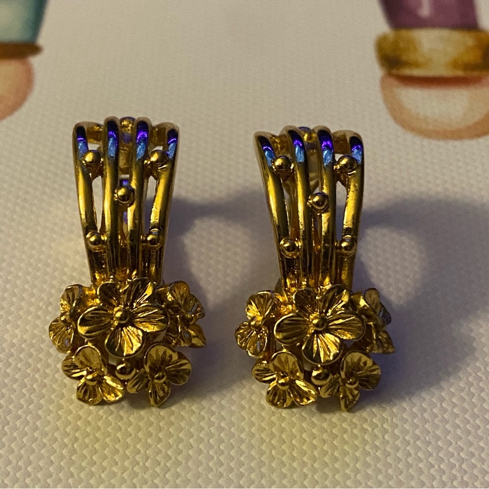 Vintage Monet Dogwood Flower Clip On Earrings